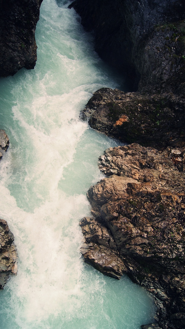 ..wir sind wie wasser, denn wasser kann man nicht zertrennen.