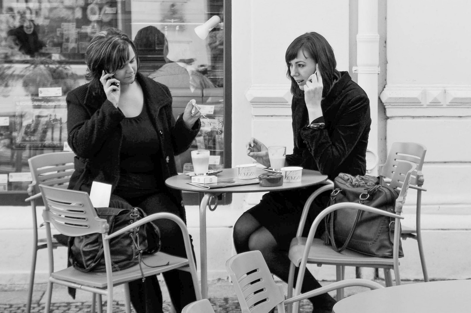 Wir sollten uns mal wieder treffen und einen Kaffee trinken Foto & Bild street, outdoor