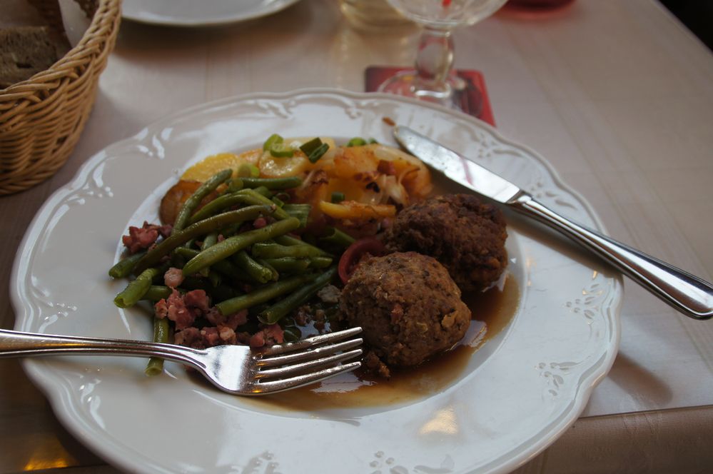 Wir stärken die notleidende Gastronomie! – Bouletten mit Speckbohnen und Bratkartoffeln