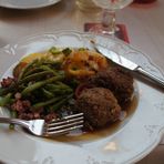 Wir stärken die notleidende Gastronomie! – Bouletten mit Speckbohnen und Bratkartoffeln