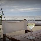 Wir trinken viel zu selten Wein am Meer....