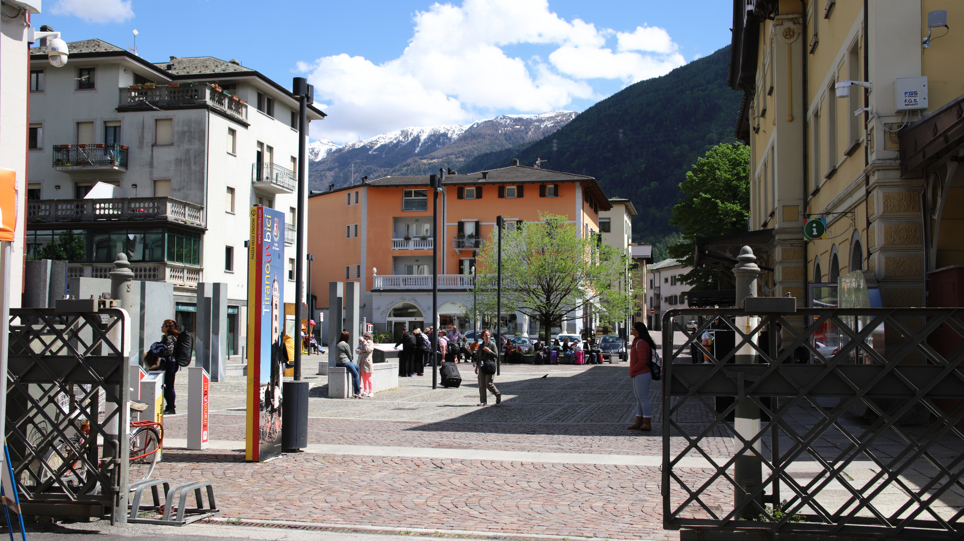 Wir verlassen jetzt mal den Bahnhof und schauen uns in Tirano um