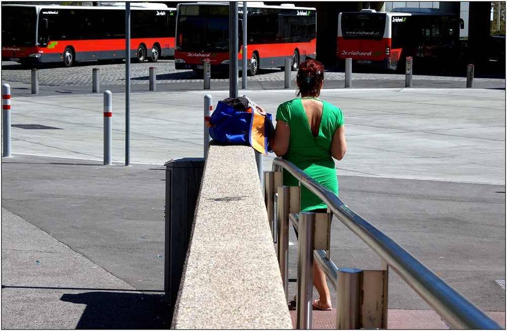 ... wir warten auf den Autobus ...