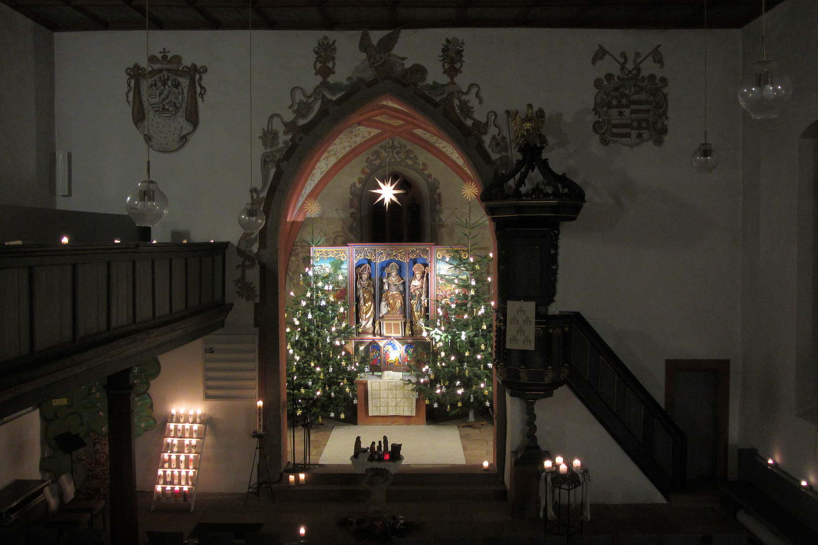 Wir wünschen frohe Weihnachten aus der weihnachtlichen ev. Kirche