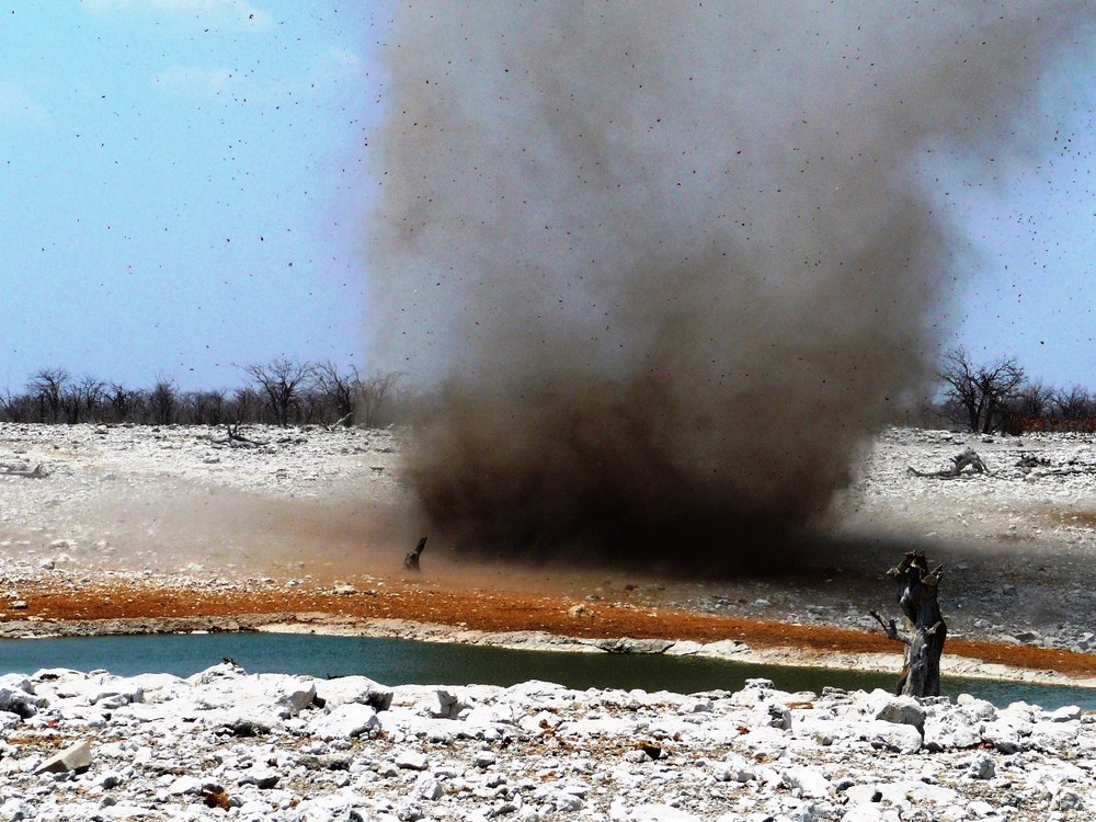 Wirbelwind ueber der Etosha