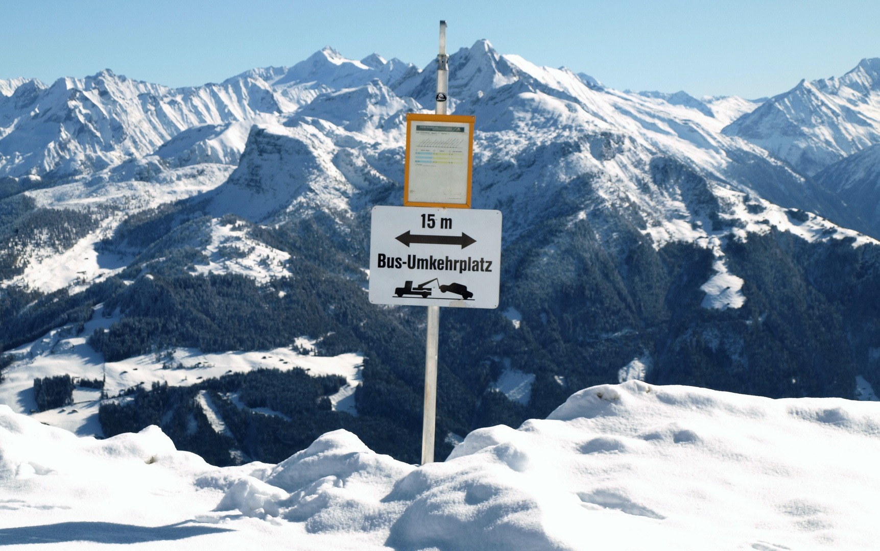 Wird schwierig hier zu wenden. Rechst und links nur Schnee, dahinter der Abgrund Foto & Bild