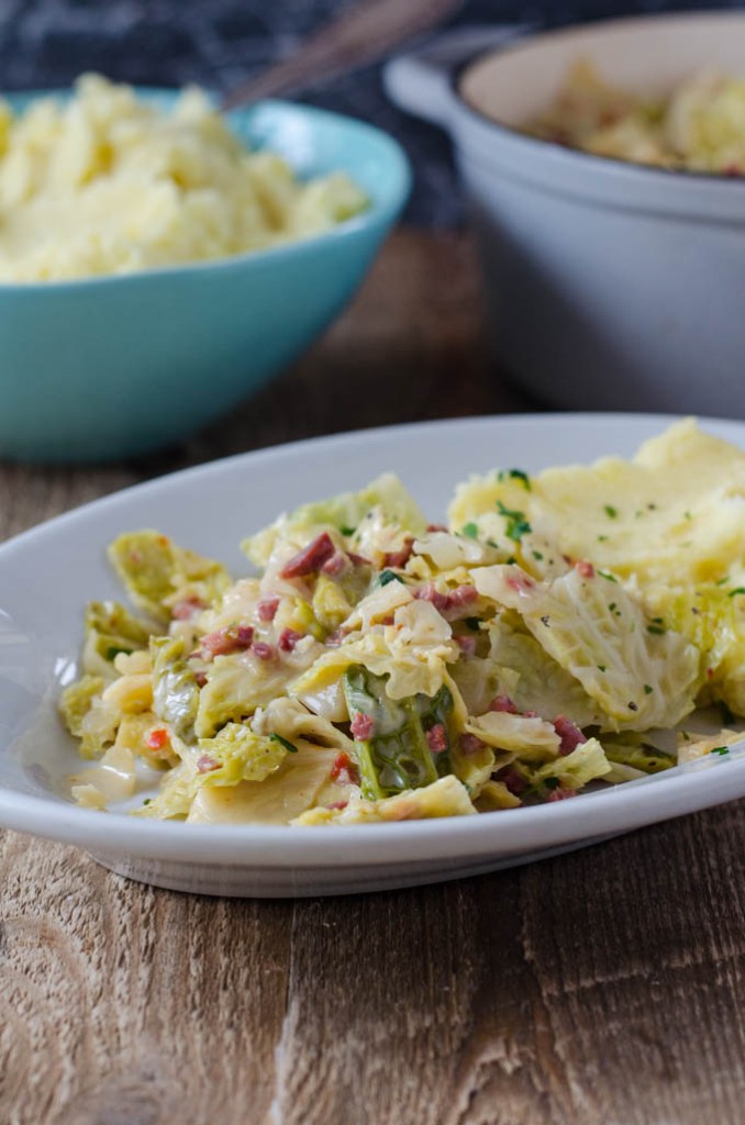 Wirsing in Bechamel mit Schinkenwürfeln und Kartoffelbrei