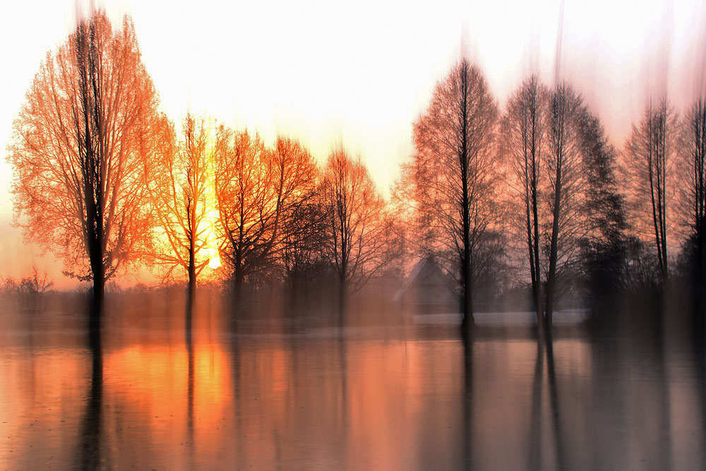 Wischeffekt am Weiher bei Sonnenuntergang