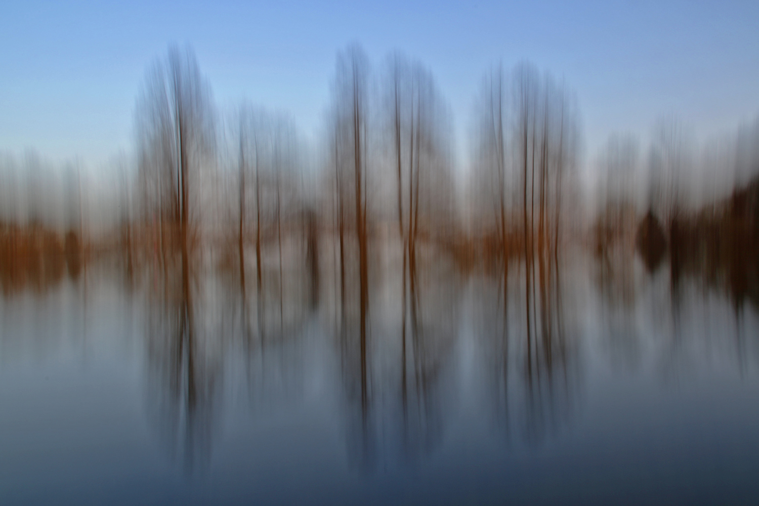 Wischeffekte am Weiher mit spiegelnden Bäumen