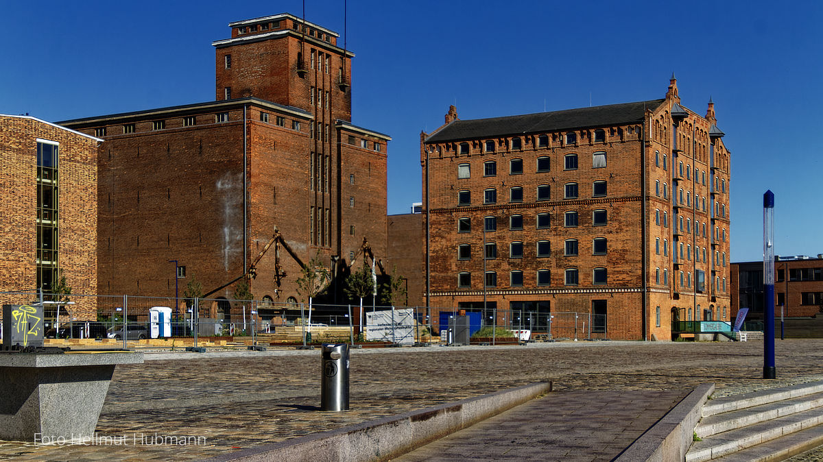 WISMAR. ALTER HAFEN. AUS SPEICHREN WURDEN FERIENWOHNUNGEN.