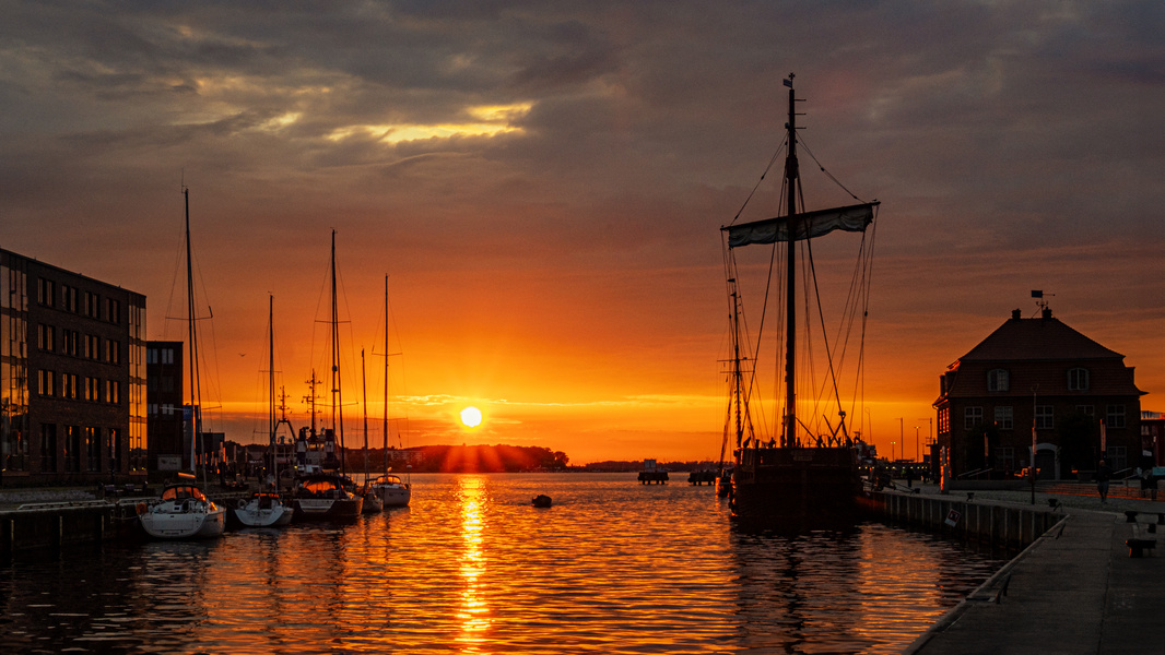 Wismar. Alter Hafen beim Sonnenuntergang.