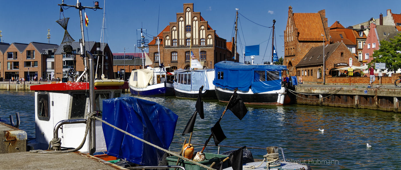 WISMAR. ALTER HAFEN. BLICK ZUR ANDEREN SEITE..