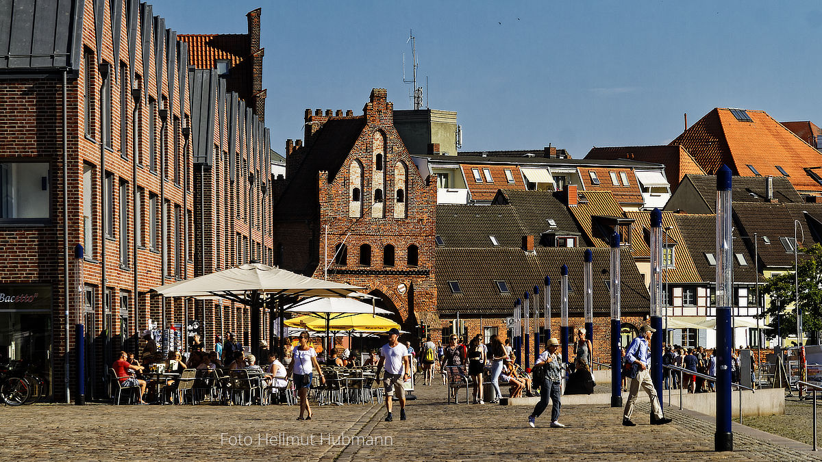 WISMAR. ALTER HAFEN. IMMER 'MEER' TOURIS SIND WACH.