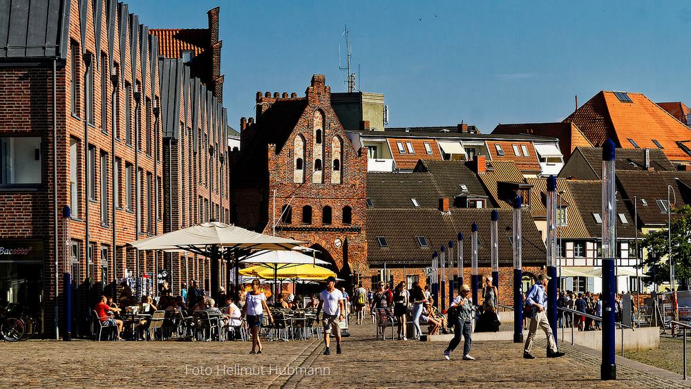 WISMAR. ALTER HAFEN. IMMER 'MEER' TOURIS SIND WACH.