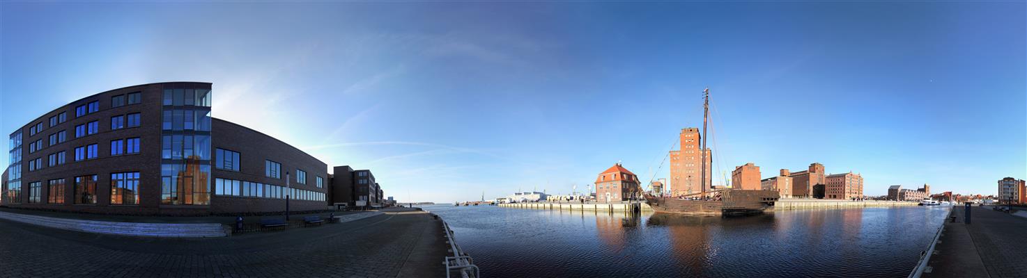 Wismar Alter Hafen mit Kogge Wissemara