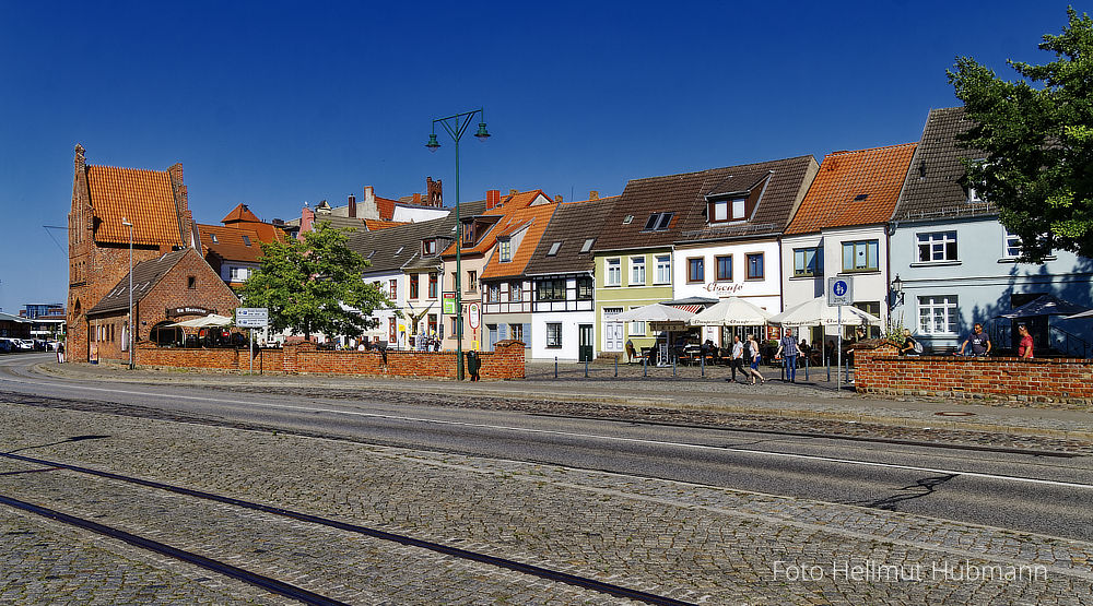 WISMAR. AM ALTEN HAFEN. BLICK ZUM WASSERTOR.