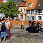 WISMAR. AM ALTEN HAFEN. DIE TOURIS KOMMEN AUF TOUREN.