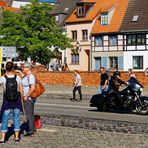 WISMAR. AM ALTEN HAFEN. DIE TOURIS KOMMEN AUF TOUREN.