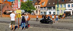 WISMAR. AM ALTEN HAFEN. DIE TOURIS KOMMEN AUF TOUREN.