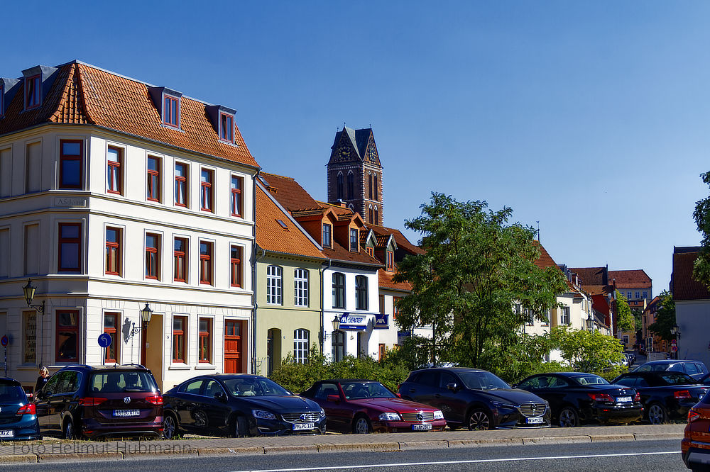 WISMAR. AM ALTEN HAFEN MIT ST.-GEORGEN-KIRCHE.