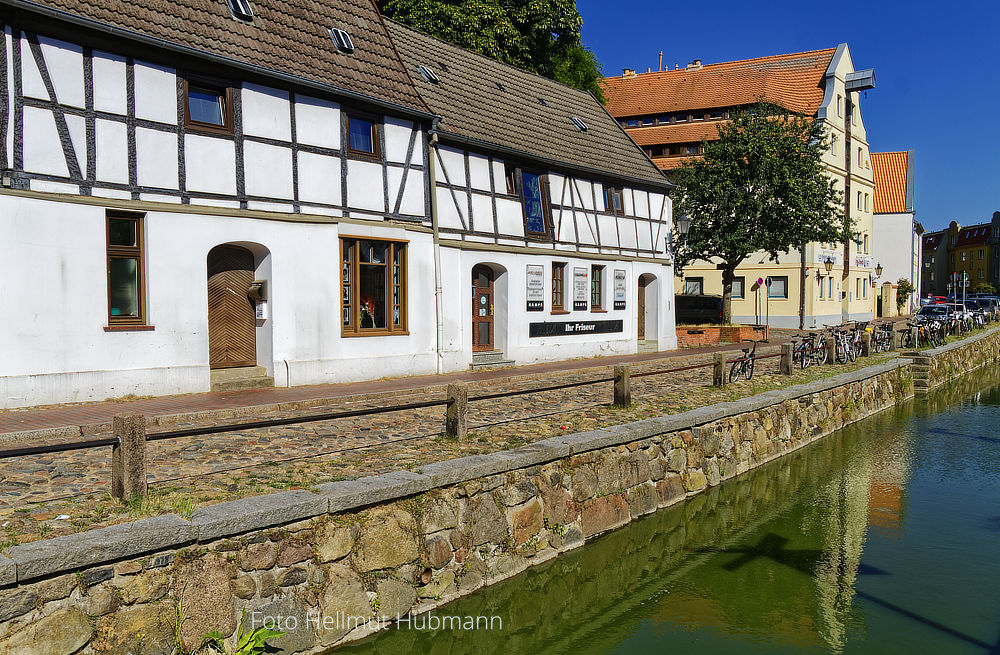 WISMAR. AM MÜHLENKANAL. NAH AM ALTEN HAFEN.