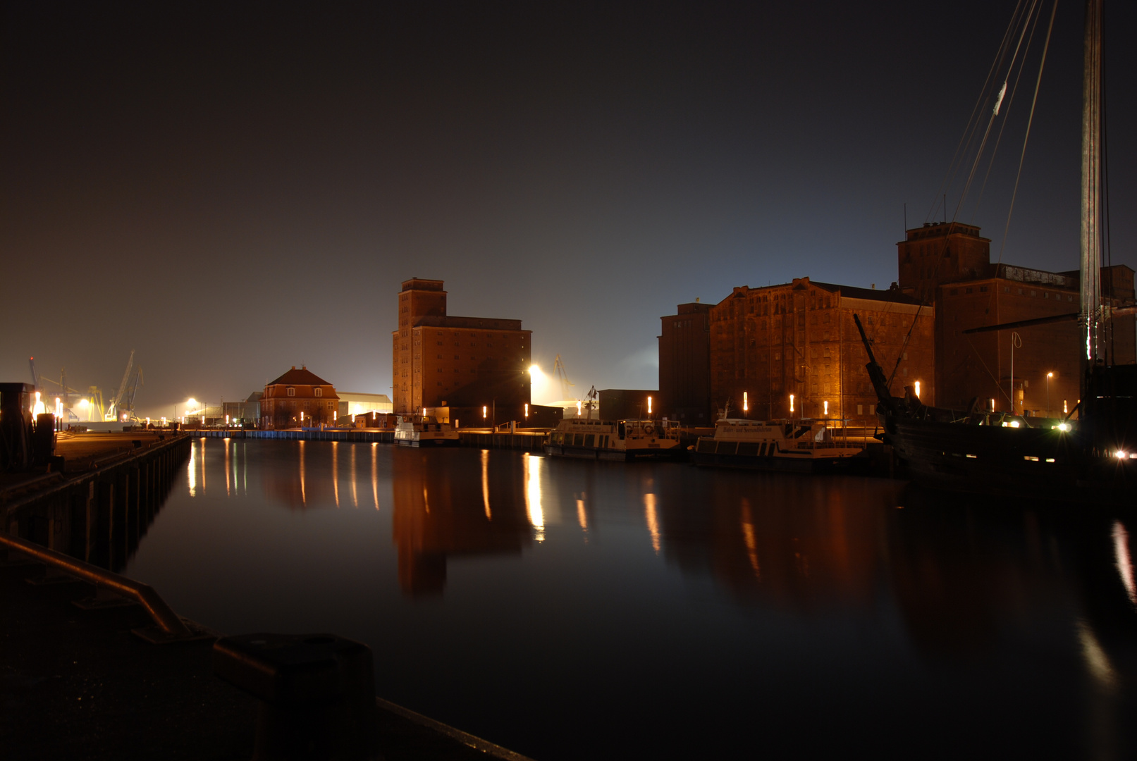 Wismar Hafen in der Nacht