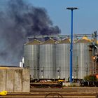 WISMAR. HAFEN. SCHEINBAR ECHTE RAUCHZEICHEN.