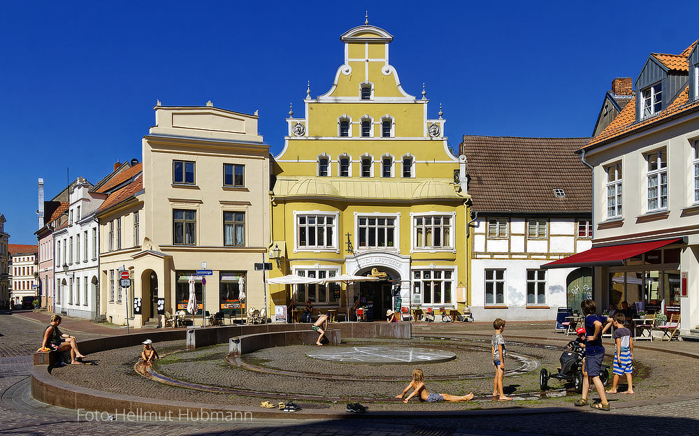 WISMAR. HEISSER TAG AM BRUNNEN. Foto & Bild street, fassaden