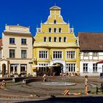 WISMAR. HEISSER TAG AM BRUNNEN.