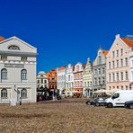 WISMAR. MARKTPLATZ. LINKS DER RECHTE TEIL VOM RATHAUS.