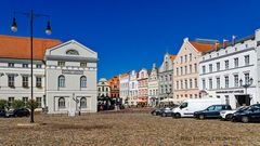 WISMAR. MARKTPLATZ. LINKS DER RECHTE TEIL VOM RATHAUS.