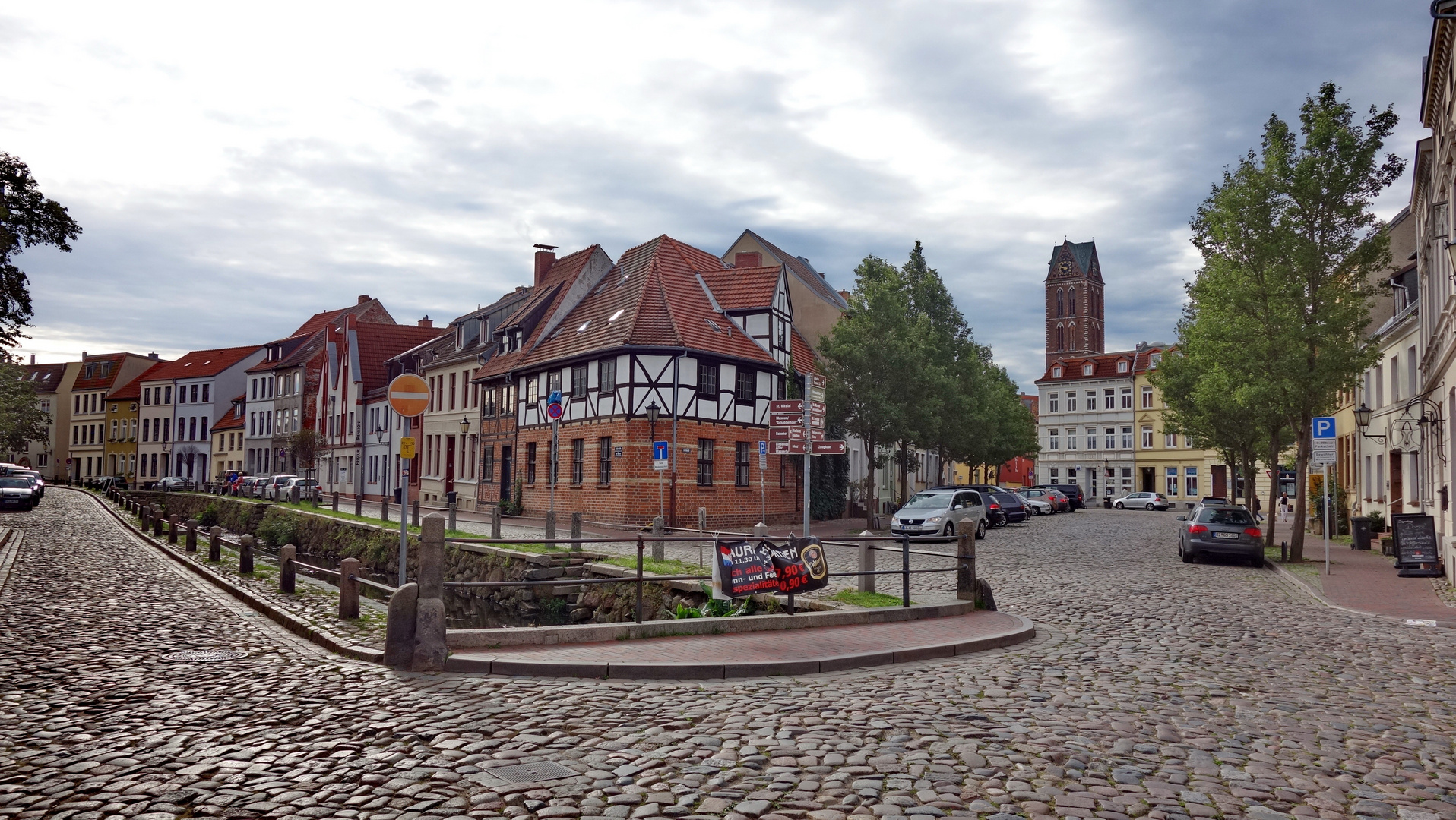 --Wismar-- vom Hafen her, kommend