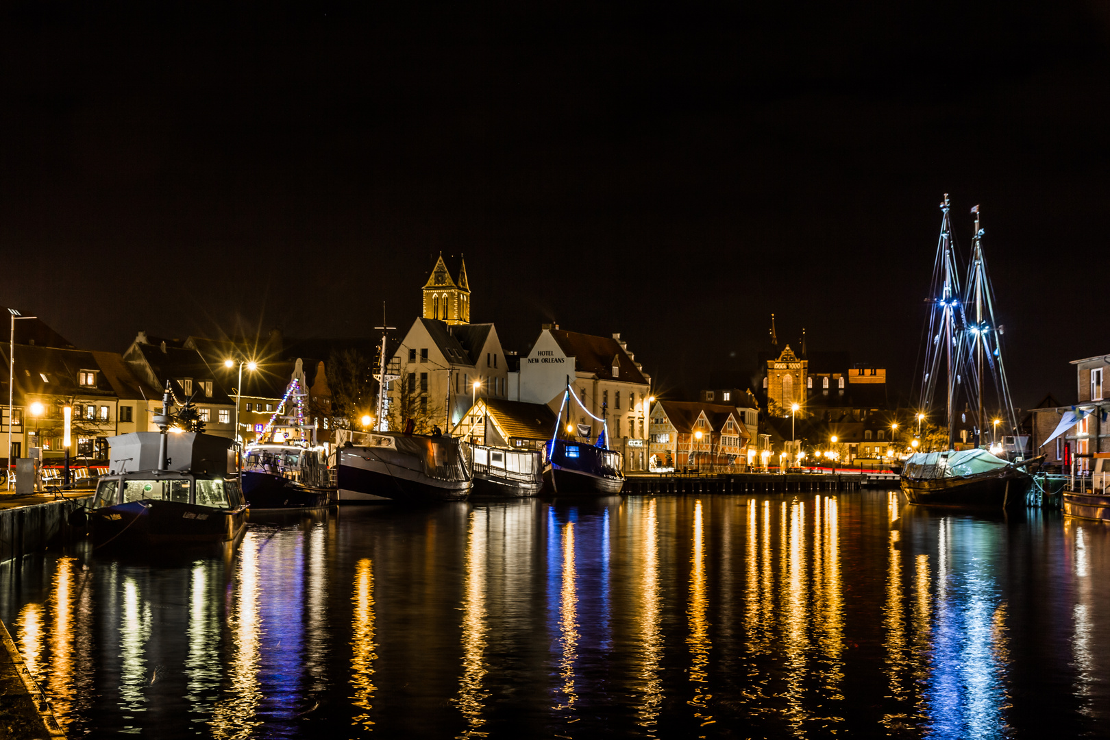 Wismar,Alter Hafen, in der Nacht