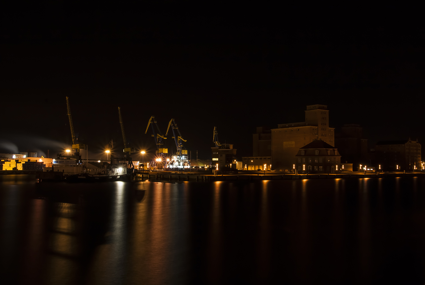 Wismarer Hafen bei Nacht