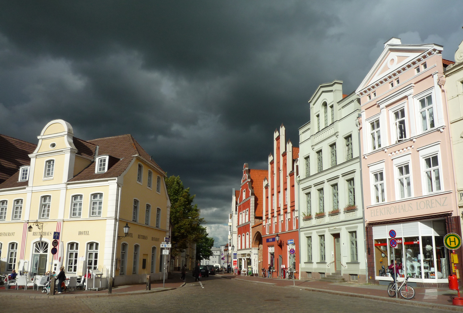 Wismarer Marktplatz im Juli