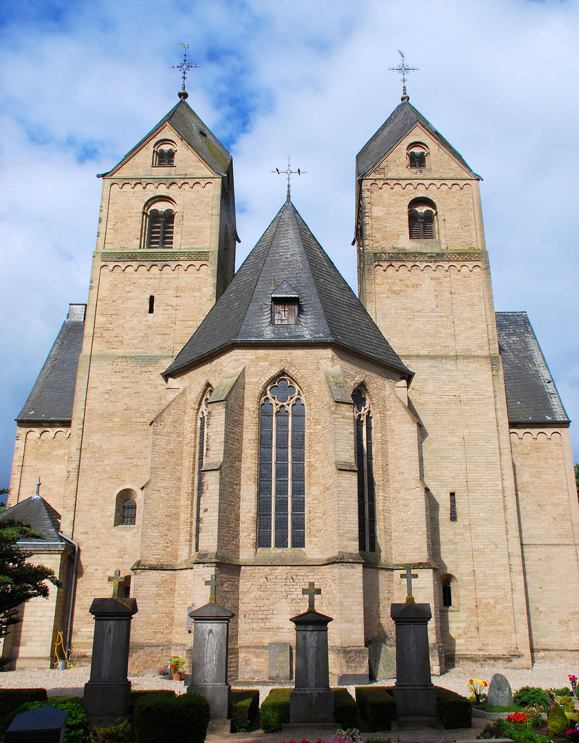 Wissel (Kalkar) Sankt Clemens, Chor mit Chortürmen