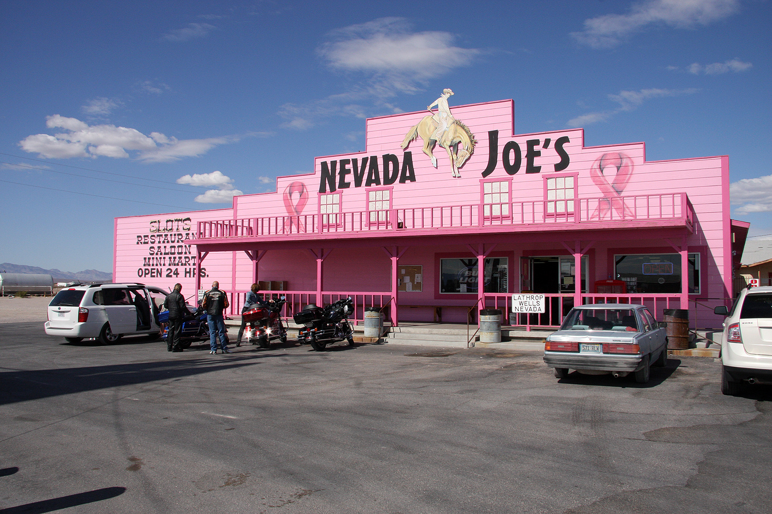 With Byces at the Nevada Joe´s Saloon