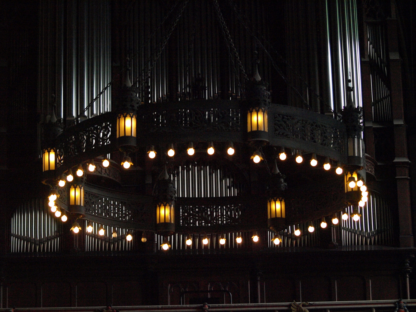 Wittenberg: Orgel hinter symbolischem Leuchter