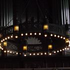 Wittenberg: Orgel hinter symbolischem Leuchter