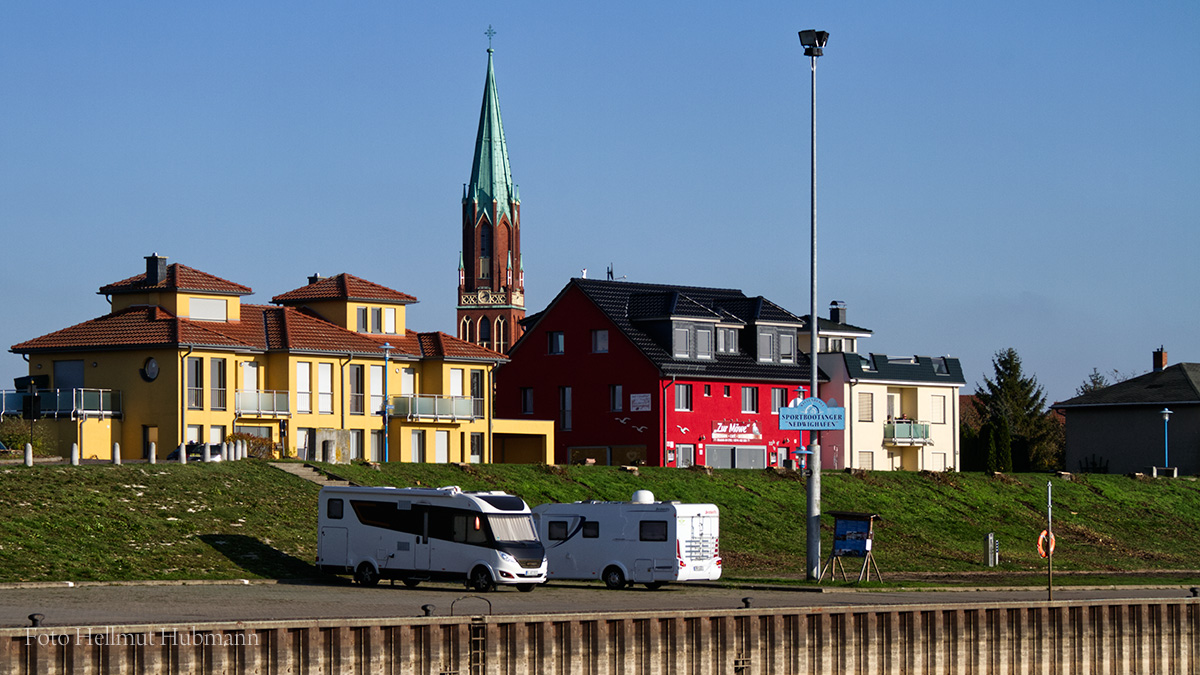 WITTENBERGE #05 MIT SPORTBOOTANGER *NEDWIGHAFEN"IM VORDERGRUND