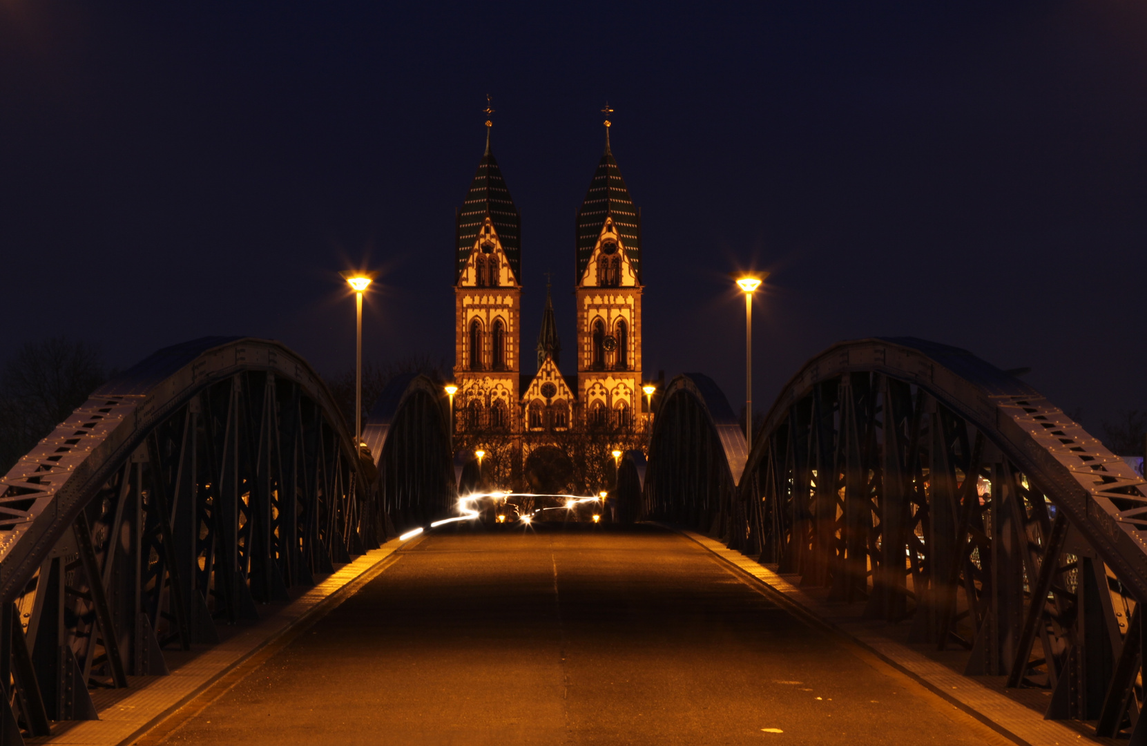 Wiwilli-Brücke mit Herz-Jesu-Kirche