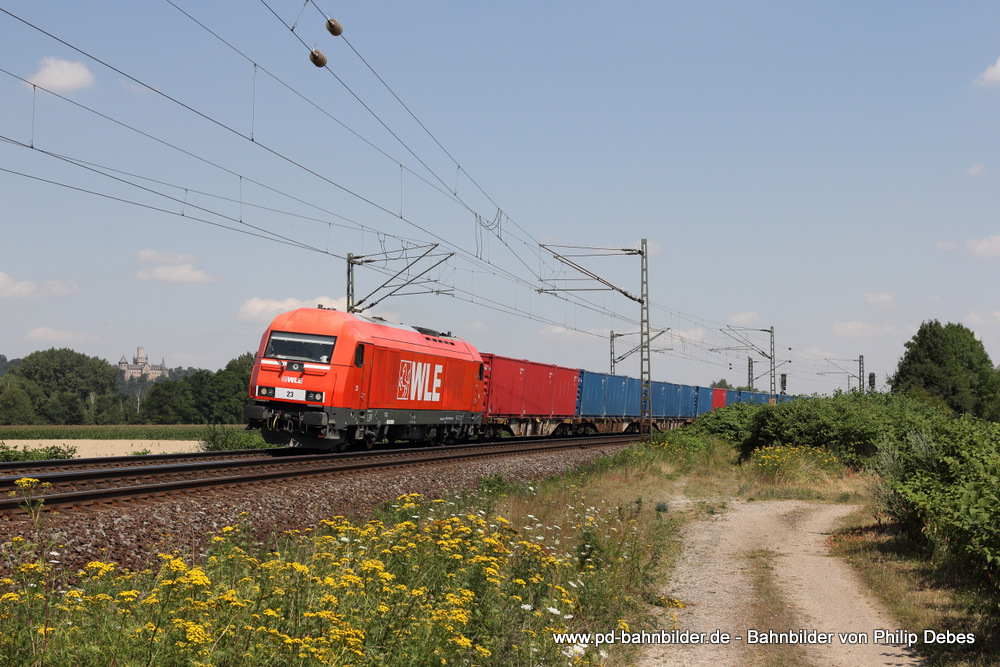 WLE23 mit einem Containerzug