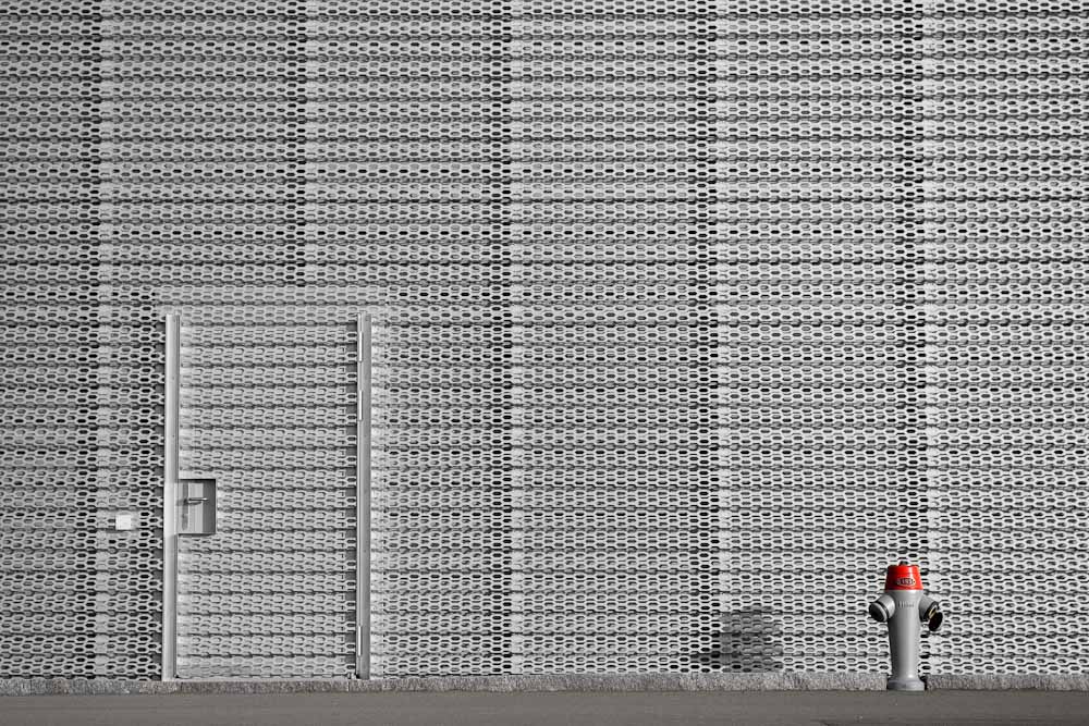 Wo-25/14: Der rote Farbtupfer - etwas einsam steht er da, der Hydrant