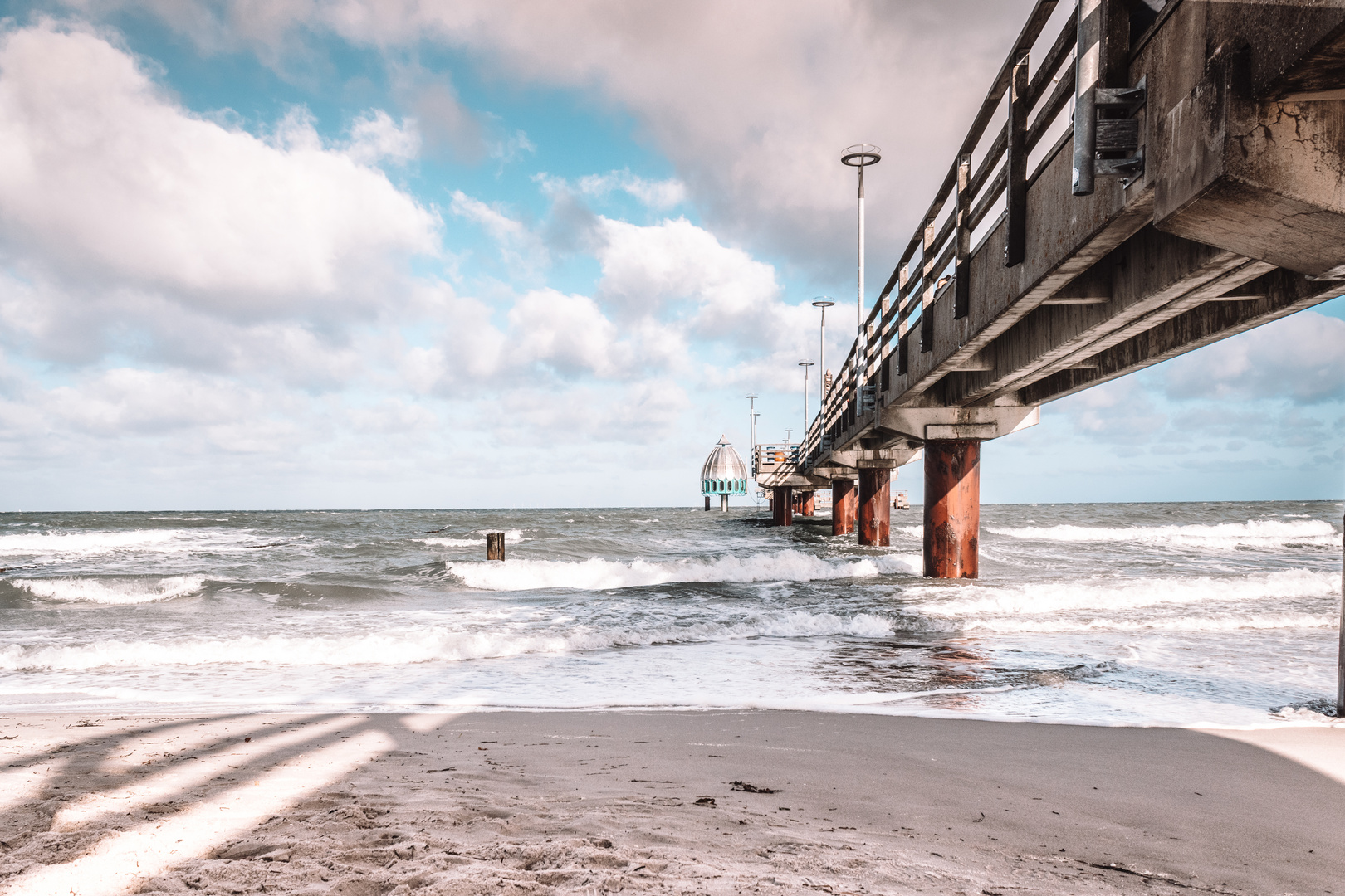 Wo de Ostseewellen trecken an den Strand