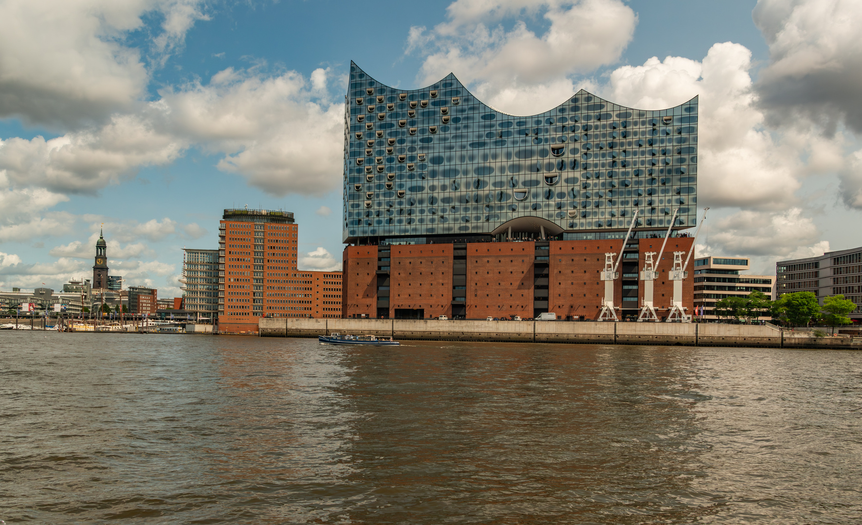Wo der alte Michel am Hafen Wache hält