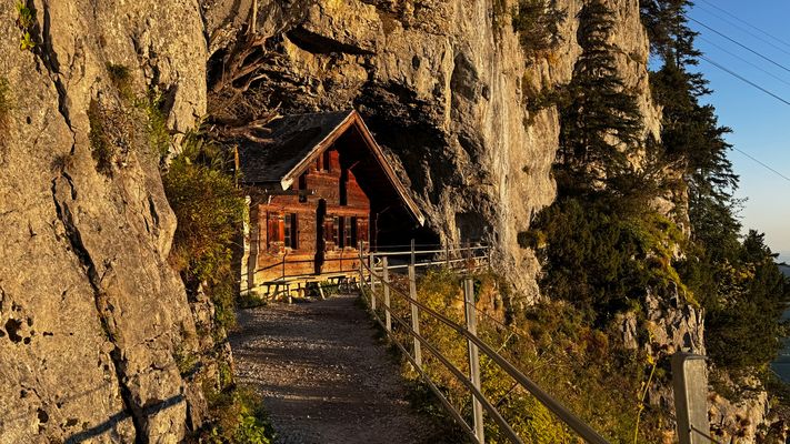 Wo der Fels Schutz bietet – Wildkirchli-Hütte