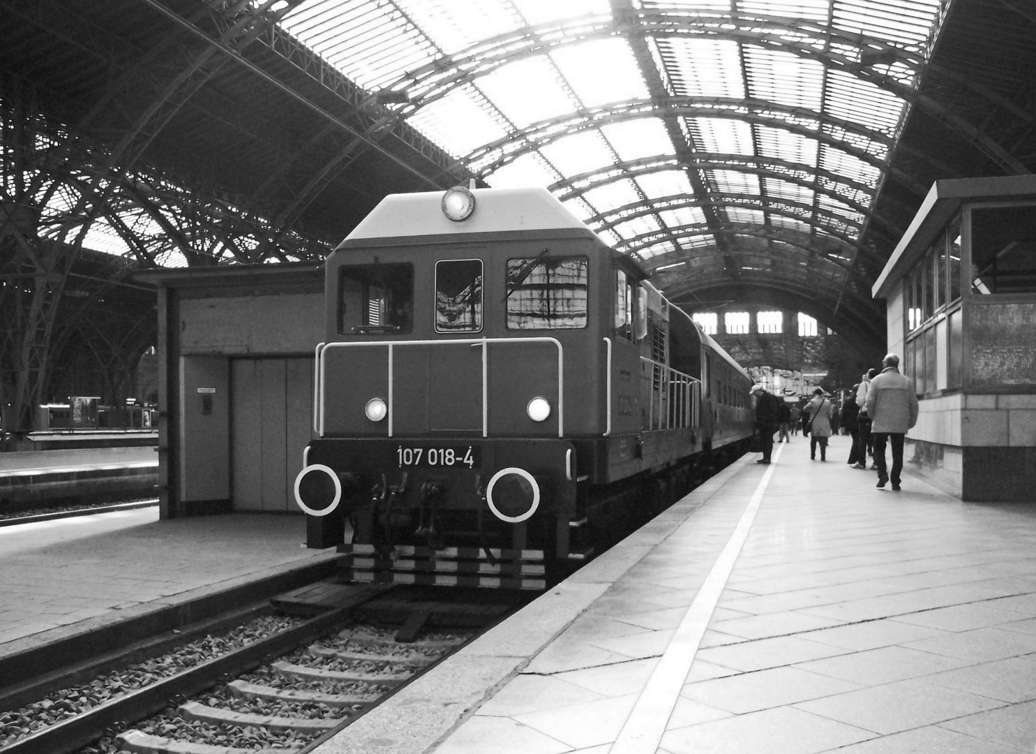 Wo DJ gerade die "Schotterhexe" V75 im Leipziger Hbf. erwähnt ...