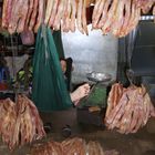Wo läßt es sich am besten schlafen, als im eigenen Laden - Trockenfleischverkäufer in Kambodscha