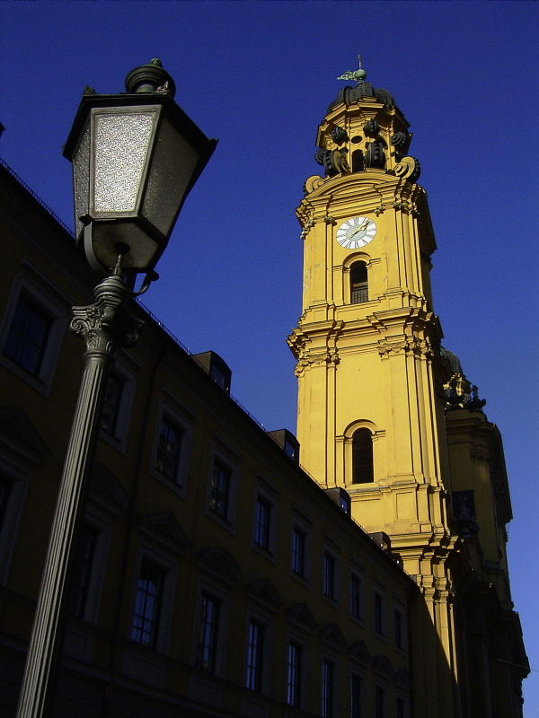 Wo Licht, da ist auch Schatten: Stürzende Linien - In München, 1 Tag nach Moshammers Tod