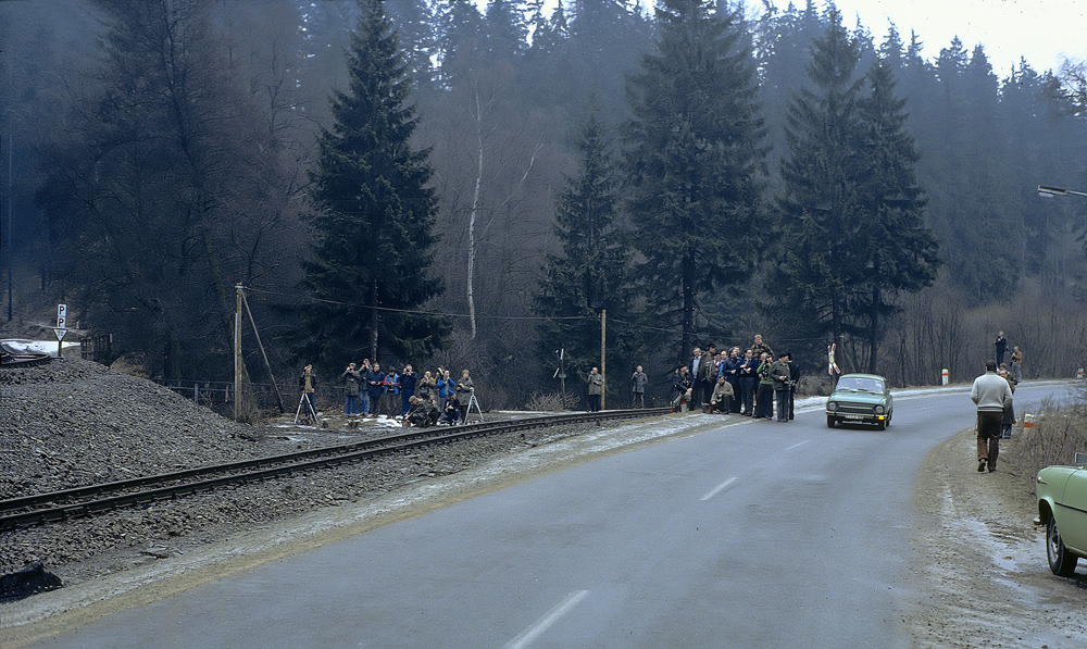 Wo und worauf wartet die Meute am 6. Februar 1982?